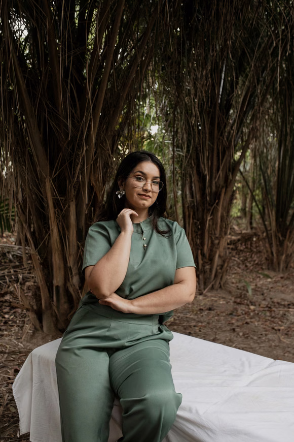 Gabrielle Lima, fisioterapeuta e fundadora do Lima's Therapy, sorrindo em seu consultório em Campo Grande, RJ