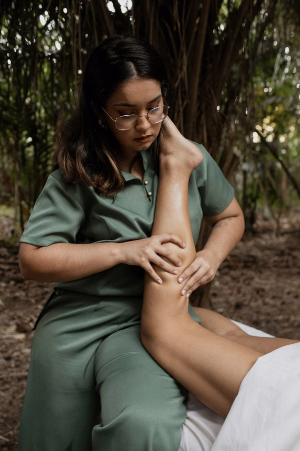 Gabrielle Lima realizando massoterapia clínica e terapia de relaxamento em sua clínica Lima's Therapy em Campo Grande, Rio de Janeiro