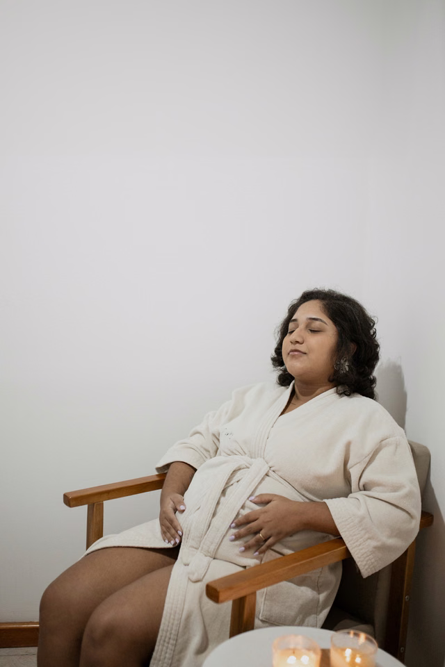 Fisioterapeuta especializada realizando acompanhamento e taping gestacional na Lima's Therapy em Campo Grande RJ